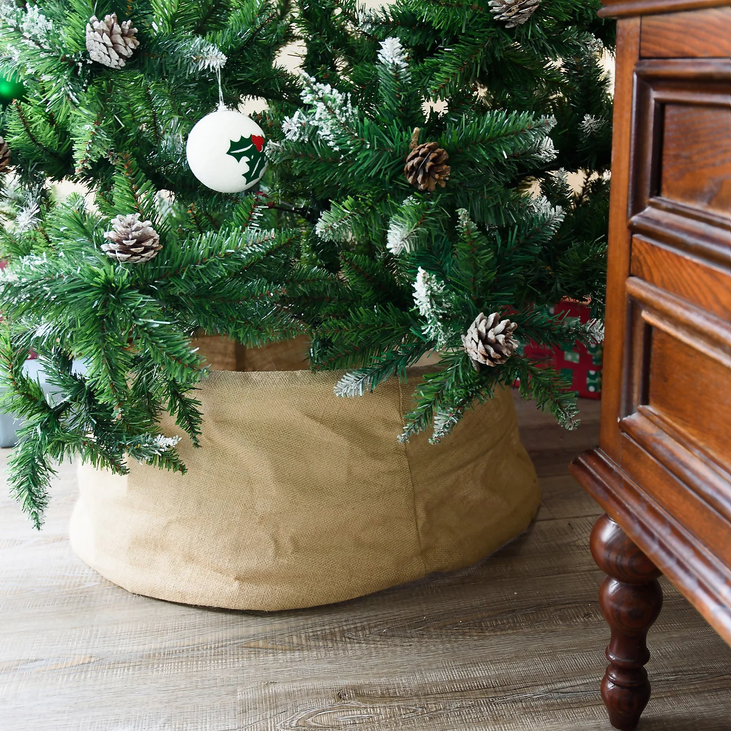 Natural Burlap Pop Up Round Christmas Tree Skirt - 68cm 4 Natural Burlap Pop Up Round Christmas Tree Skirt - 68cm - Image 2